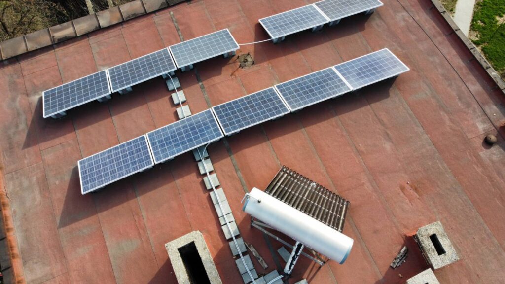 Оглед с дрон на соларни панели поставени върху покрив на блок