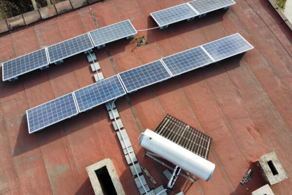 Оглед с дрон на соларни панели поставени върху покрив на блок